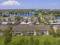 Gorgeous Newly Furnished Condo in Gated Golf Course of Stoneybrook - Homestays