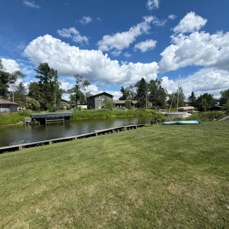 Dockside Retreat on the Canal on Lake Bemidji- 4BR, 3BA-Hot Tub-Fireplace!