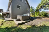 The Jetty House - Hot Tub, Walk to Beach, Sleeps 10, Pets Allowed - 4-Star