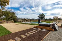 Resort-Like Amenities Inside & Out, Close to Downtown Paso, Great for Families - Homestays