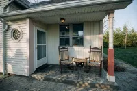 Adjacent to beaches, 3 minute walk to downtown, Quiet Atmosphere, FREE WIFI - Homestays