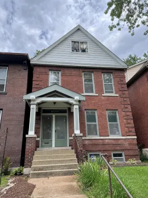 Hartford Hideaway - Sleeps 8, Family Friendly, Walkable to Tower Grove Park - balcone