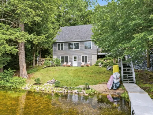 Big Pines Cabin- Belgrade Lakes Waterfront Retreat with Private Dock - 3 Yıldız