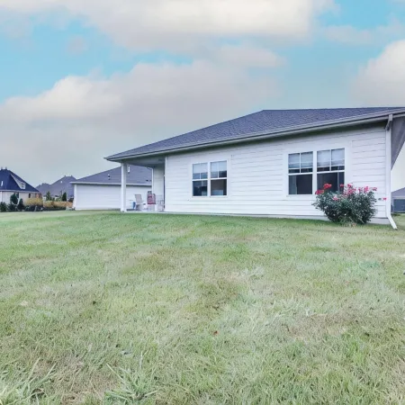 New Spacious 4-bedroom house in charming Ankeny with WiFi, AC-Prime Location