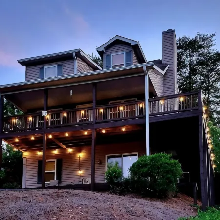 Spacious Mountain Home in Helen Georgia! Innsbruck Community Hot Tub! Fire Pit!