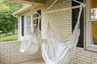 NEW Colorful Cottage + Hot Tub + Pets + 15 min to LAKE - 4-Star