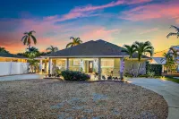 NEW! Drift Inn-Lakefront Home w/ Hot Tub, Outdoor Bar, Golf! - Wifi