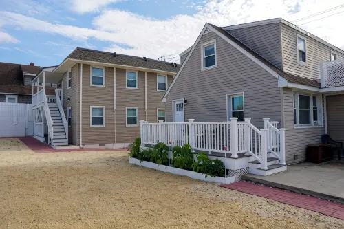 Updated & Charming w/ Private Porch -n- Parking [1215-1] - 3 stjerner