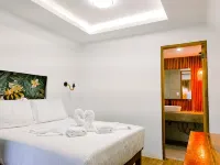 Tiny a-frame with comfortable bed, hot shower, aircon - Pensions