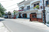RedDoorz Near Puro Mangkunegaran - Pensions