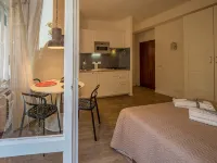 Il Giardino di Ada Ground Floor Studio with AC and Patio - Apartemen