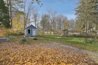 4BR Home w/ Yard & BBQ, 5 min walk to downtown Lee - 3-Star