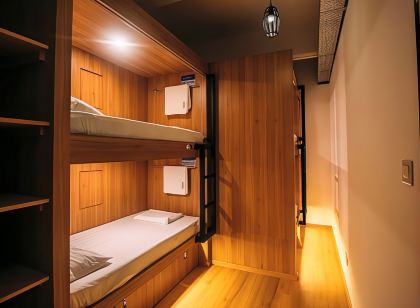 Bluewaters Pods 38 Hongkong St