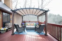 Cabin 16 Mi to Polar Express: Hot Tub + Mtn Views Отели в г. Стекоа