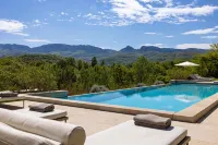 Château les Oliviers de Salettes - Pools