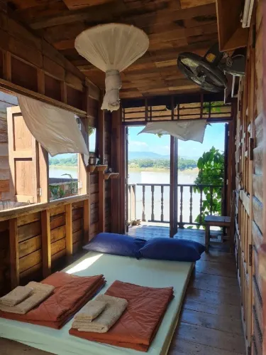 ห้องมาตรฐานพร้อมพัดลมและห้องน้ำรวม