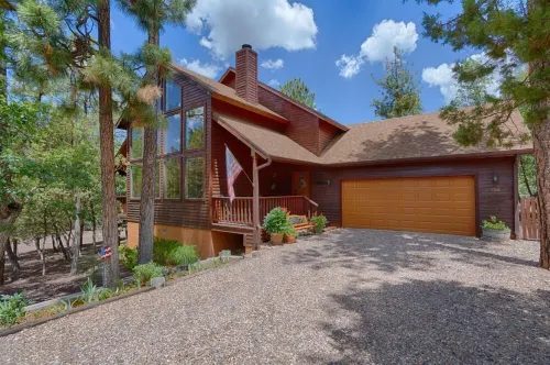 Beautiful Large cabin on 1/4 acre w/covered decks