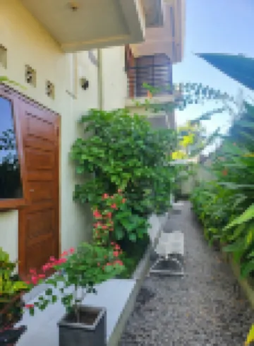 Wisma Anugerah Redpartner Near Masjid Zayed Solo