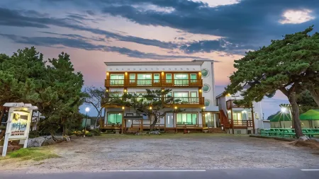 Anmyeondo Badasori Pension Отели рядом с достопримечательностью «Kkotji Beach»