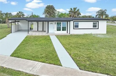 Charming 3-bedroom house in fantastic Port Charlotte ,8 minutes away from beach Speedway附近的飯店