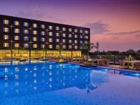 Essentia Luxury Hotel Indore - piscina