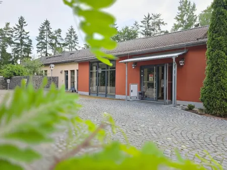 Landhotel-Neunburg Отели рядом с достопримечательностью «St Josef»