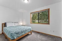 Private Lakefront Urban Oasis. Great Views. Boat, Fish, Jetski, Kayak, or Relax! Các khách sạn ở Spanaway