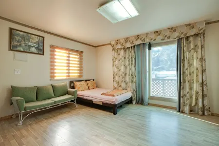 Taean (Anmyeondo) Gold House Pension Отели в г. Тхэан