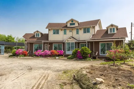 Cheorwon River Pension Отели в г. Чхорвон