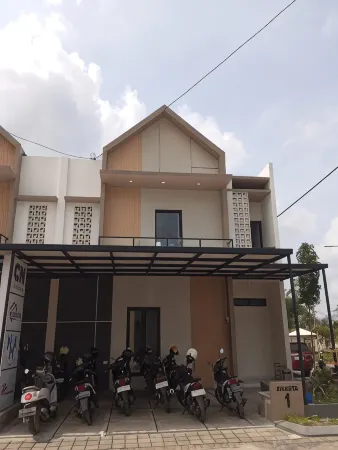 Ellinor Full House Отели рядом с достопримечательностью «Masjid Al-Itqon»