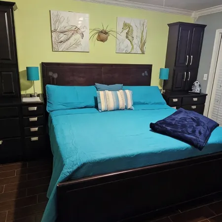 Ground level condo near beach with a deck, washer/dryer AC & Pool Отели рядом с достопримечательностью «Пирс Боба Холла»