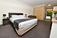 Burke and Wills Motor Inn - Motels