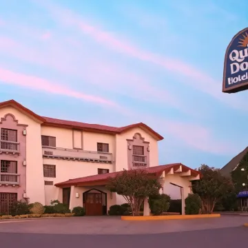 Quinta Dorada Hotel & Suites Hotels near Museo del Desierto