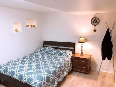 Two Bedroom Spacious Basement Unit Hotell i North York