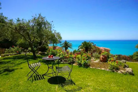 Natalia Loft Apartment C with Panoramic Sea Views of Agios Gordios Bay Отели в г. Agios Gordios
