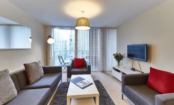 Shortstaymk Vizion Apartments, with Free Superfast wi-fi, Parking, Sky Sports and Movies