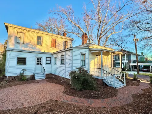 Historic Home in Downtown Wilmington - One Block from Riverwalk -King Size Beds