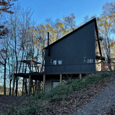 Modern 2-bedroom mountain house in brilliant Lansing