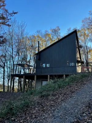 Modern 2-bedroom mountain house in brilliant Lansing - 4-Star