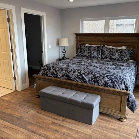 Large 6-bedroom home, sleeps 16! WiFi and a private sandy beach in Traverse City