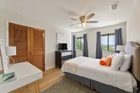 Lake Travis Oasis, Pool, Hot Tub, Lake Views, Near Marinas & Austin! - 4성급