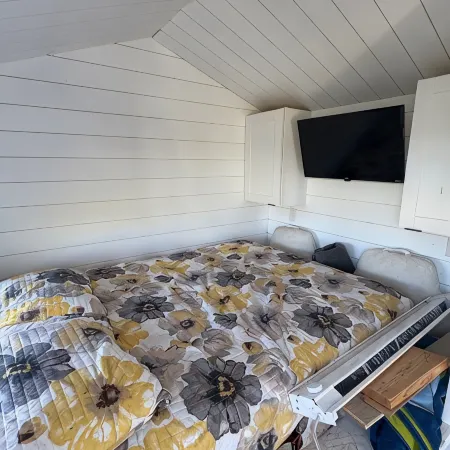 Welcome to the Bee Bus – A Cozy One-of-a-Kind Tiny Home with Mountain Views