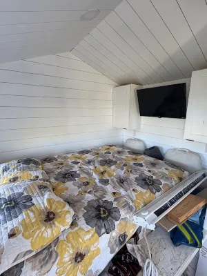 Welcome to the Bee Bus – A Cozy One-of-a-Kind Tiny Home with Mountain Views - Mountain view