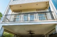 Boardwalk Home One Block to Kemah Activities