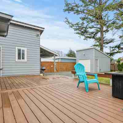 Cozy Seaside Cottage • Walk to Beach • Fenced Yard Hotel Exterior