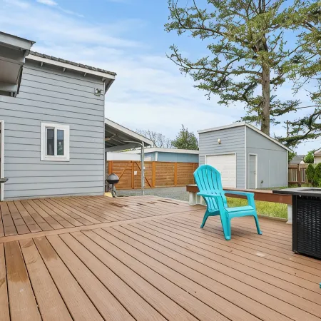 Cozy Seaside Cottage • Walk to Beach • Fenced Yard