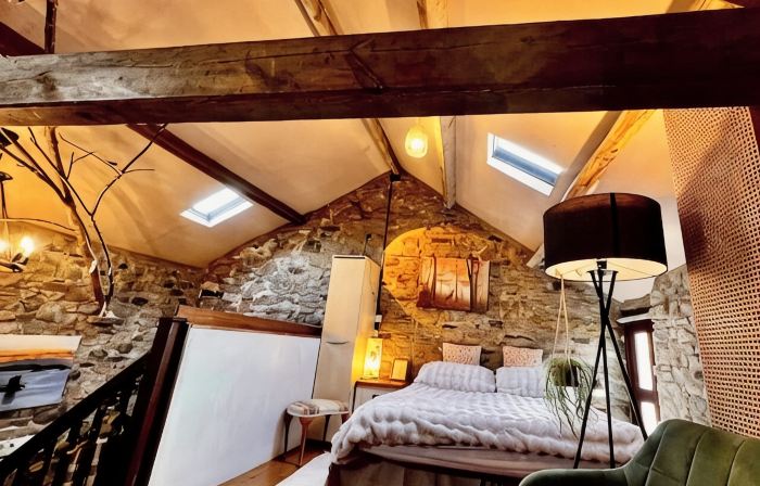 The Hayloft Rustic Glamping Barn, Caldbeck Village
