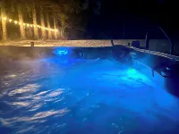 Modern Rustic Retreat- King bed, hot tub, wineries, waterfalls, hiking, Cornell