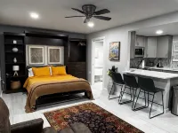 Downstairs Vibrant, Upgraded & Central Guesthouse in Hyde Park - Holiday bungalows