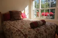 Cambria Ocean View Tudor on Forested Preserve - バルコニー